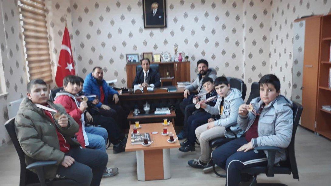 İlçe Milli Eğitim Müdürümüz Selahattin KARAKURT  Erzurum'da düzenlenen güreş müsabakalarında madalya kazanan öğrencilerimizi kabul ettiler.