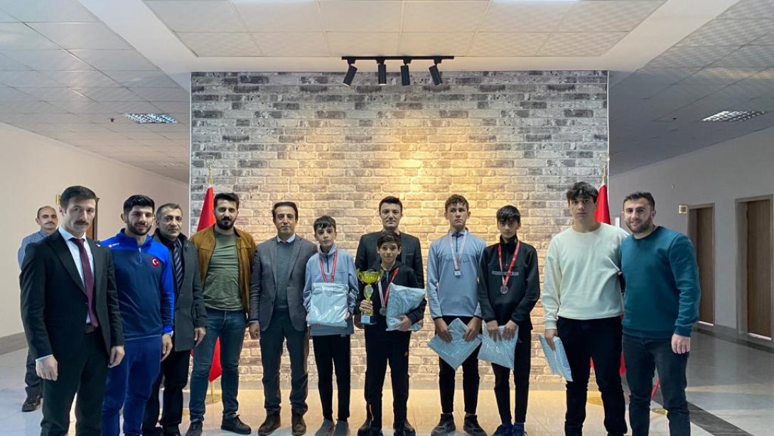Erzurum Okullar Arası Spor Müsabakalarında Başarılı Olan Öğrencilerimiz, İlçe Kaymakamımız Sn. Ozan Yılmaz'ı Makamında Ziyaret Ettiler.